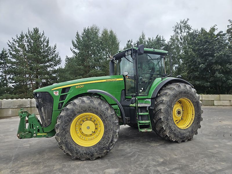 John Deere 8530