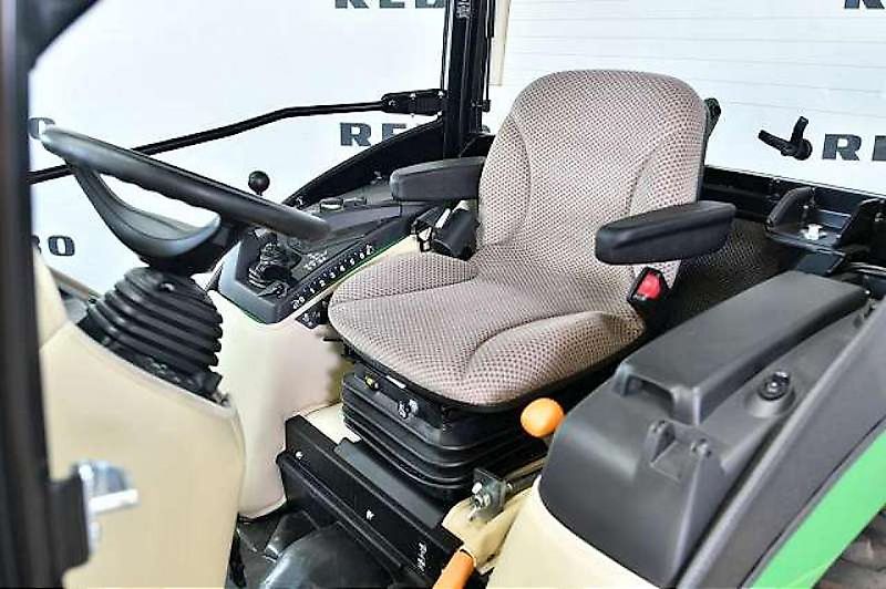 John Deere 2032R TRAKTOR