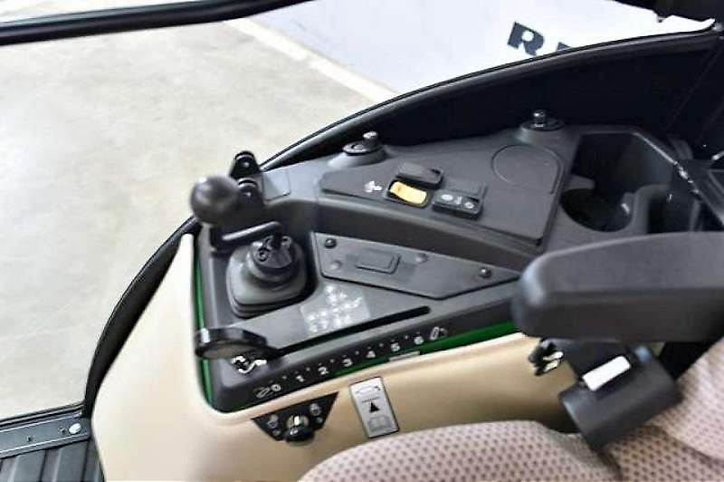 John Deere 2032R TRAKTOR