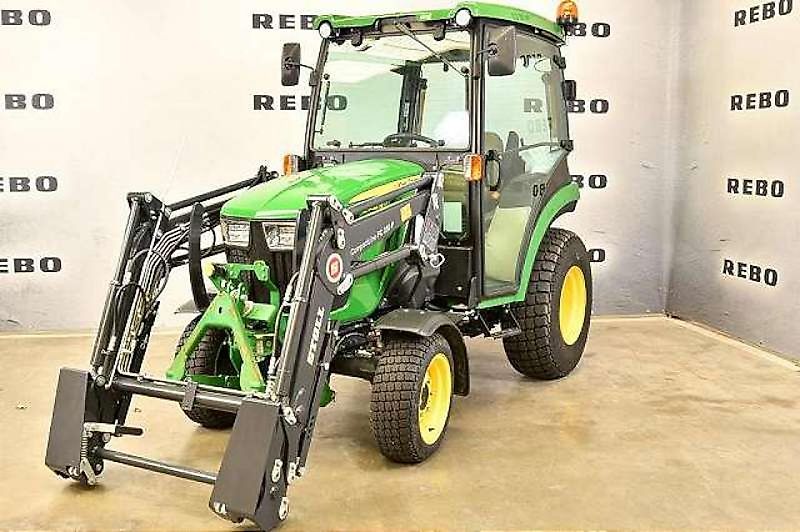 John Deere 2032R TRAKTOR