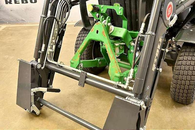 John Deere 2032R TRAKTOR