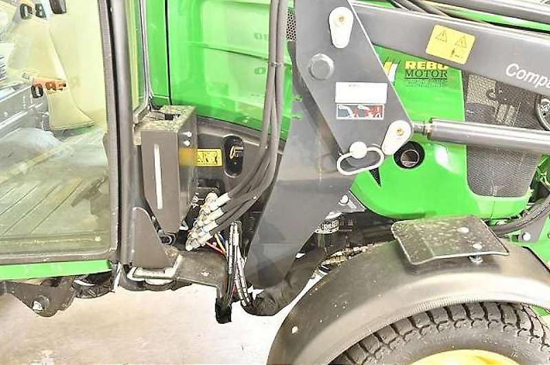 John Deere 2032R TRAKTOR