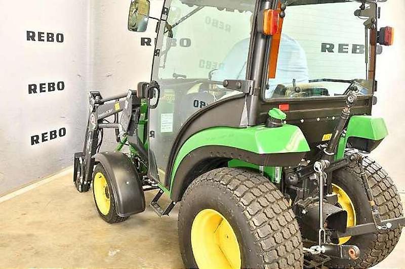 John Deere 2032R TRAKTOR