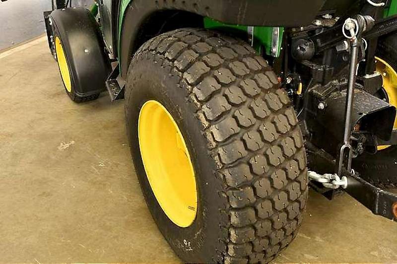 John Deere 2032R TRAKTOR