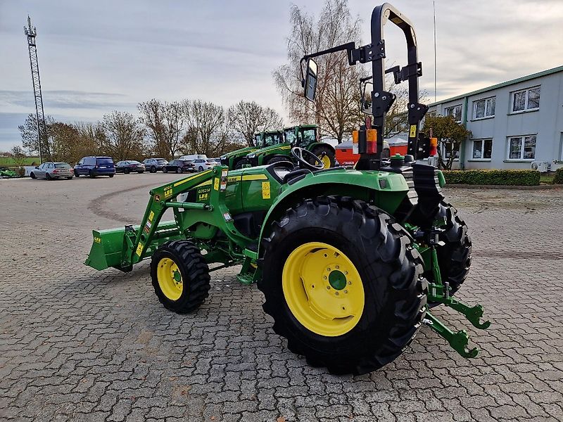 John Deere 4052M mit Frontlader