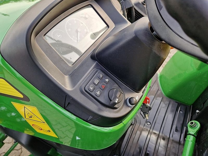 John Deere 4052M mit Frontlader