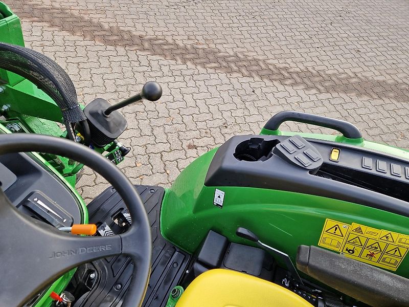 John Deere 4052M mit Frontlader