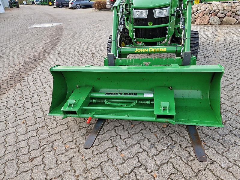 John Deere 4052M mit Frontlader