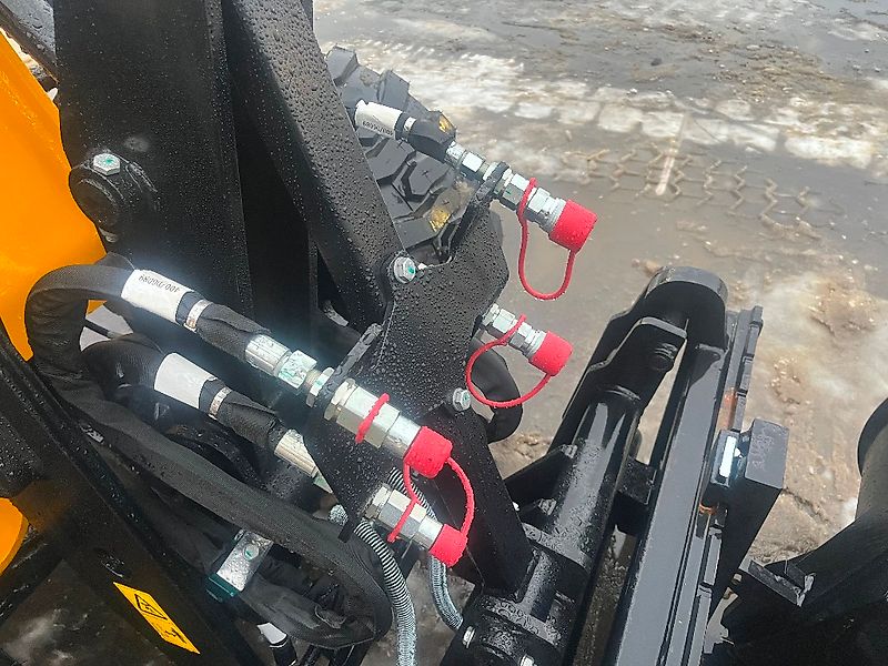 JCB 403 / Kauha, Piikit, 30km/h, Takuu 12kk