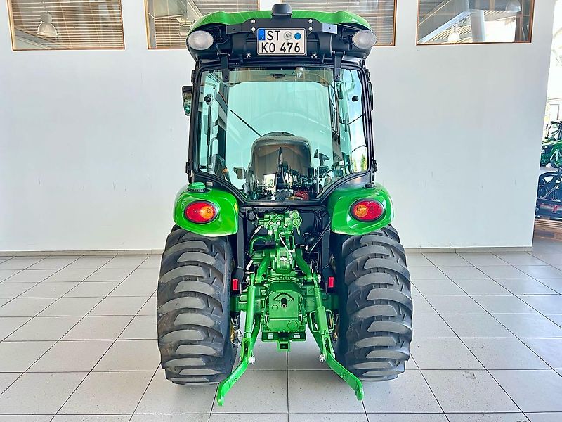 John Deere 3046R