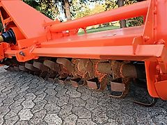 Howard Kongskilde Bodenfräse Howard Modell HED 305 DL Bodenfräse Geräte Nr 801 3 32944 Y mit 84 Frässmessern Pakerwlze 350 mm Durchmesser zur exakten Tiefenführung 3 Gang Schaltgetriebe Fremdkörpersicherung über Lamellenkupplung 305 cm Arbeitbreite