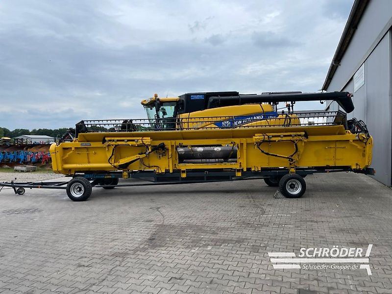 New Holland CR 8080 + SCHNEIDWERK + MAISPFLÜCKER