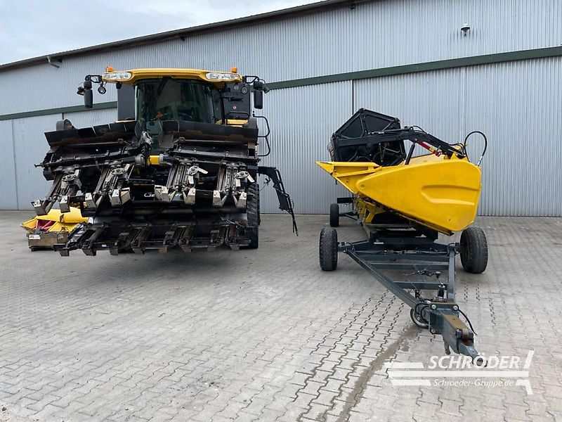 New Holland CR 8080 + SCHNEIDWERK + MAISPFLÜCKER