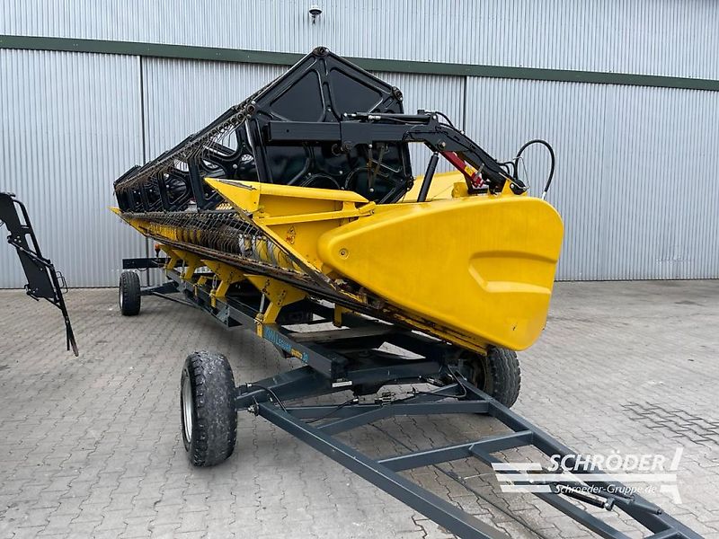 New Holland CR 8080 + SCHNEIDWERK + MAISPFLÜCKER