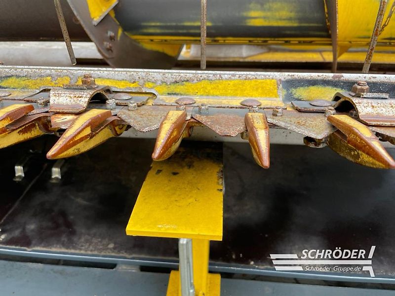 New Holland CR 8080 + SCHNEIDWERK + MAISPFLÜCKER