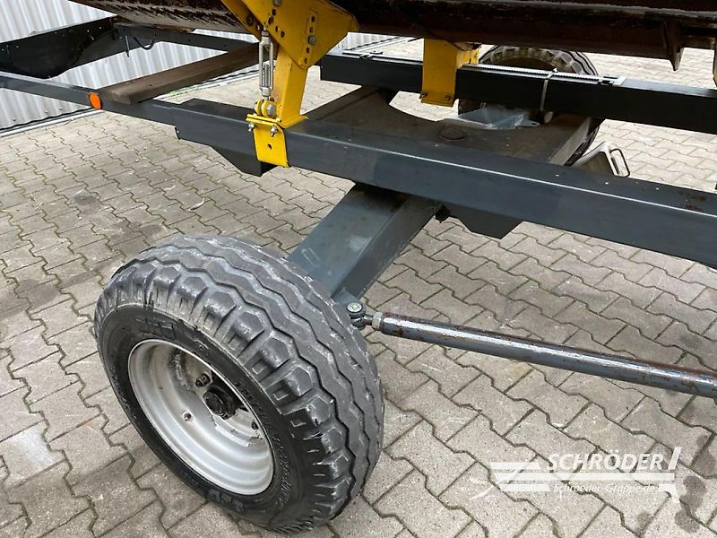 New Holland CR 8080 + SCHNEIDWERK + MAISPFLÜCKER