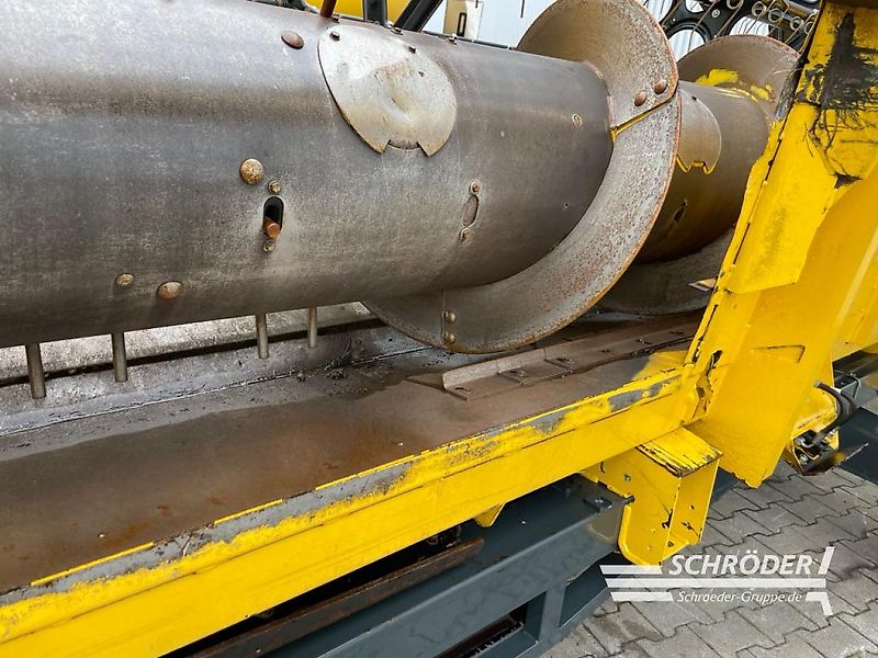 New Holland CR 8080 + SCHNEIDWERK + MAISPFLÜCKER